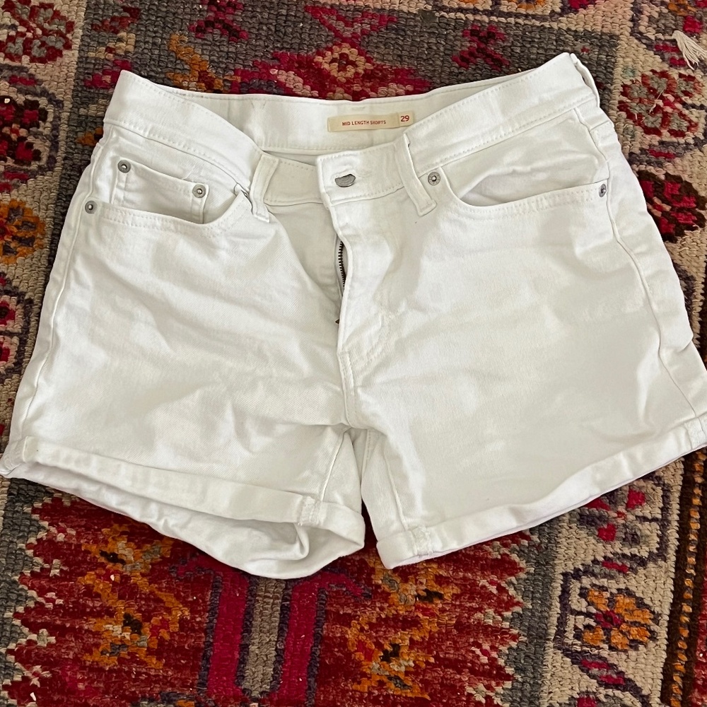 Levi Mid Length White shorts size 29